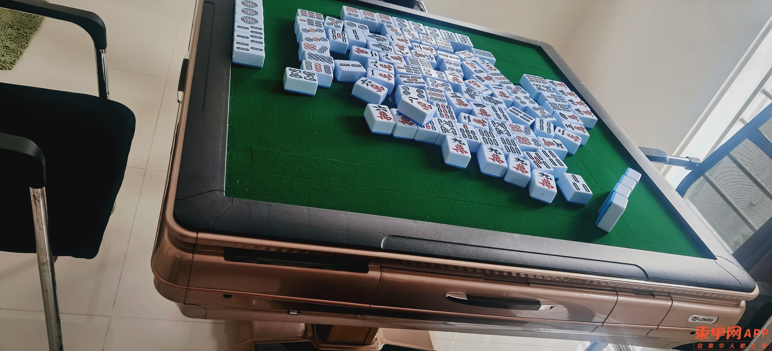 最新款麻将机自动出牌，科技改变牌桌日常，温情依旧传递心间