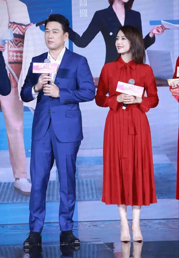 高圆圆机场街拍展现自信与成就,一路闪耀光芒