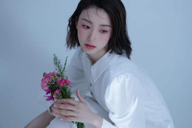 中国95后女演员与高科技的融合，未来生活体验的新纪元