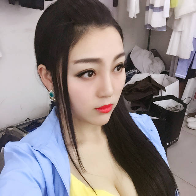 演员大胸的日常趣事与友情纽带,揭秘娱乐圈的欢乐与友情纽带