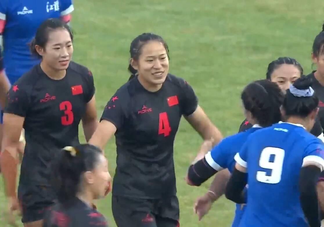 女子橄榄球赛场上的温情与陪伴之战