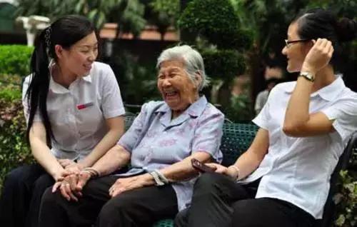 人工智能与就业变革交融,最新社会时评分析