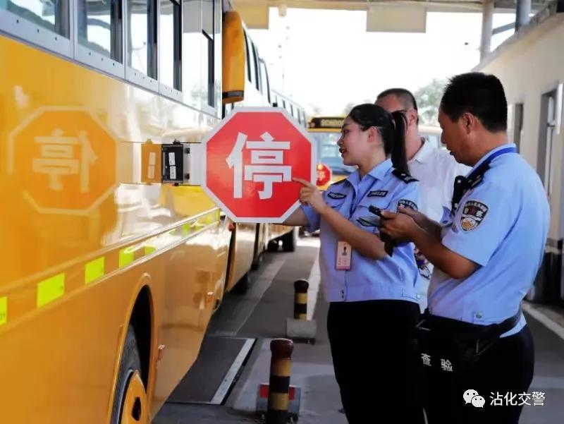 最新校车安全管理条例,确保安全旅程,自信启程,成就归属感