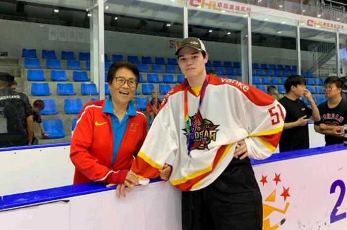 冰球最新动态,冰上的友情与热血时刻揭秘