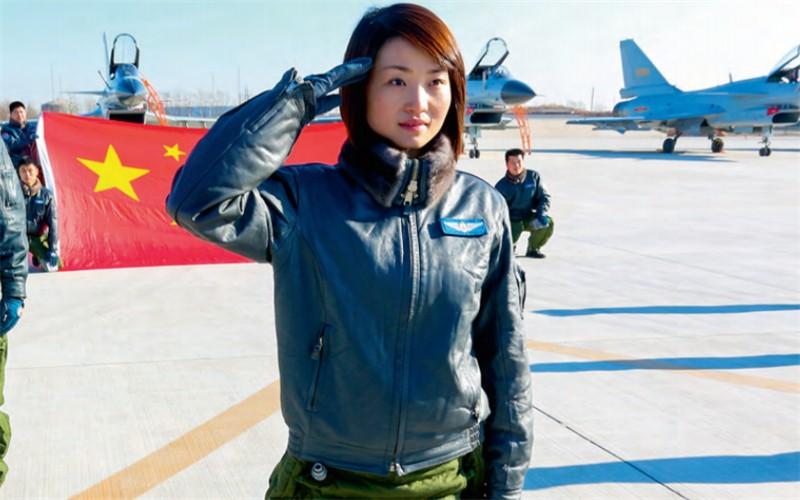 余旭飞行员最新照片，小巷深处的飞行梦与独特小店探索之旅