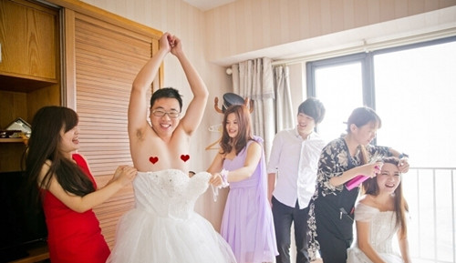 伴娘整新郎的创意新招数揭秘！