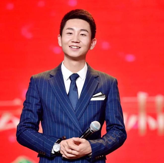 主持人马可的最新动态,变化中的力量与自信成就之路