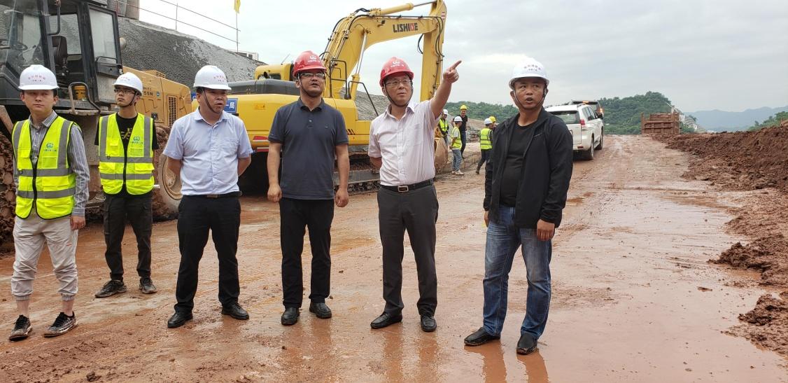 重庆东环铁路最新动态引发城市热议，主人公小杨的温馨故事揭晓！