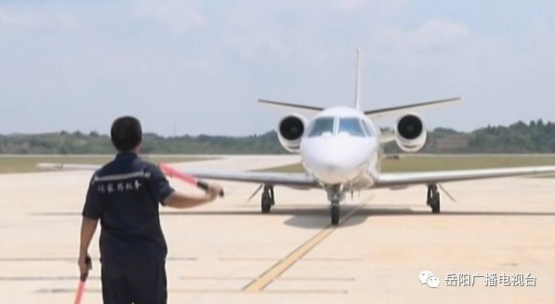 岳阳飞机场最新动态，探索自然美景之旅，追寻内心宁静与和谐