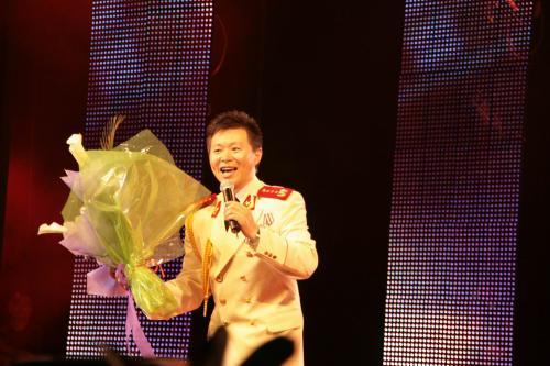 歌唱家王宏伟的最新动态，小巷音乐与美食的奇妙之旅