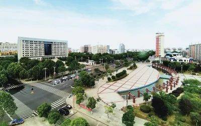 灵山县城最新城建图片，展现小城温馨日常与友情故事