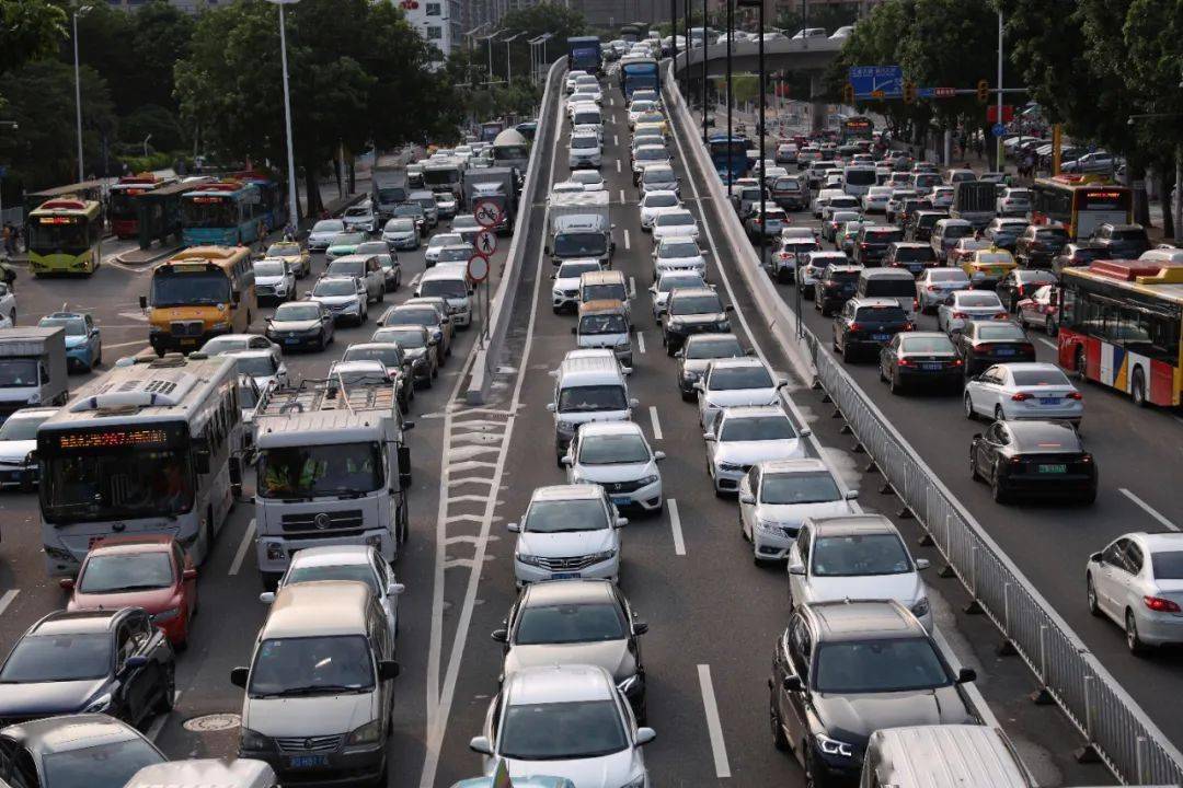 广东国庆高速车流繁忙,智能管理与公路运输的完美结合新观察