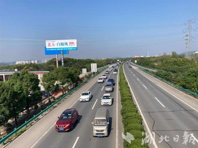 广东国庆高速车流繁忙,智能管理与公路运输的完美结合新观察