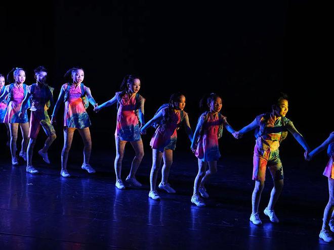 幼儿舞蹈视频2024流行趋势,小明的舞蹈之旅与友情的绽放