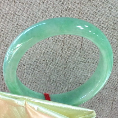 云南翡翠手镯价格,云南翡翠手镯价格，解读翡翠之美与市场趋势