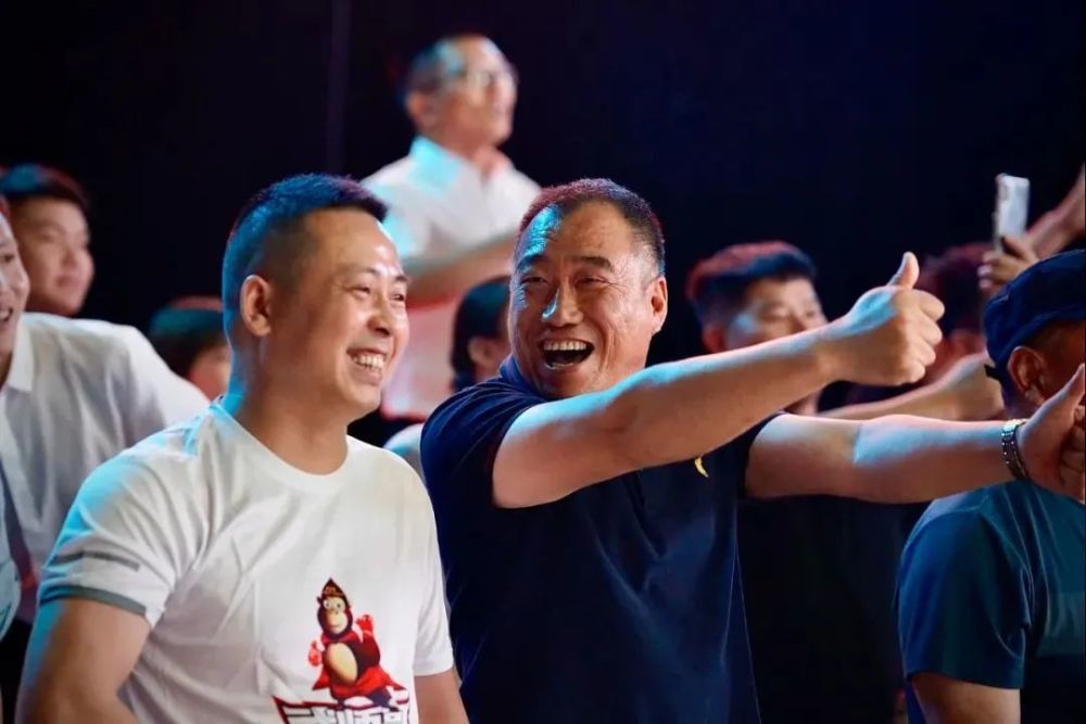 伍林风最新动态引领时尚新浪潮，潮流新纪元启幕！