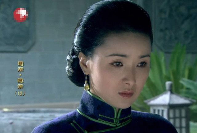 娘三演员与小巷深处的特色小店,演技与美食的双重魅力展示