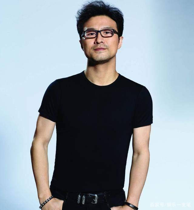 汪峰最新动态揭秘,小巷深处的音乐与美食之旅体验报道