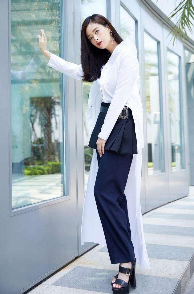 短发高中生风采与智能生活体验机的揭秘展示