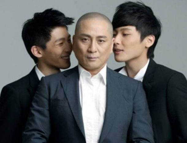 双胞胎男演员探寻小巷隐秘宝藏的神秘之旅