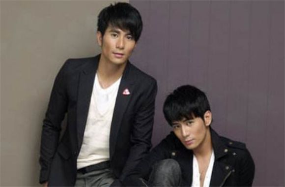 双胞胎男演员探寻小巷隐秘宝藏的神秘之旅