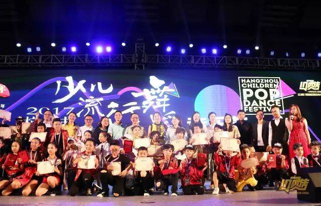 解读2017流行扇子舞的独特舞蹈风尚