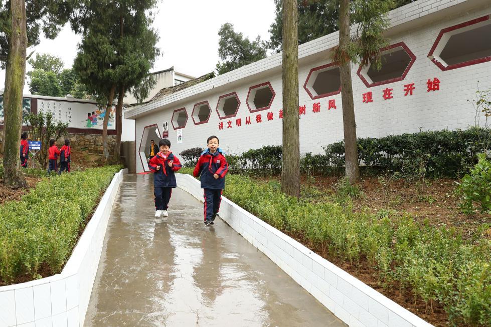 高湖小学新建进展实时更新，校园新貌蓬勃兴起 🏫🌱