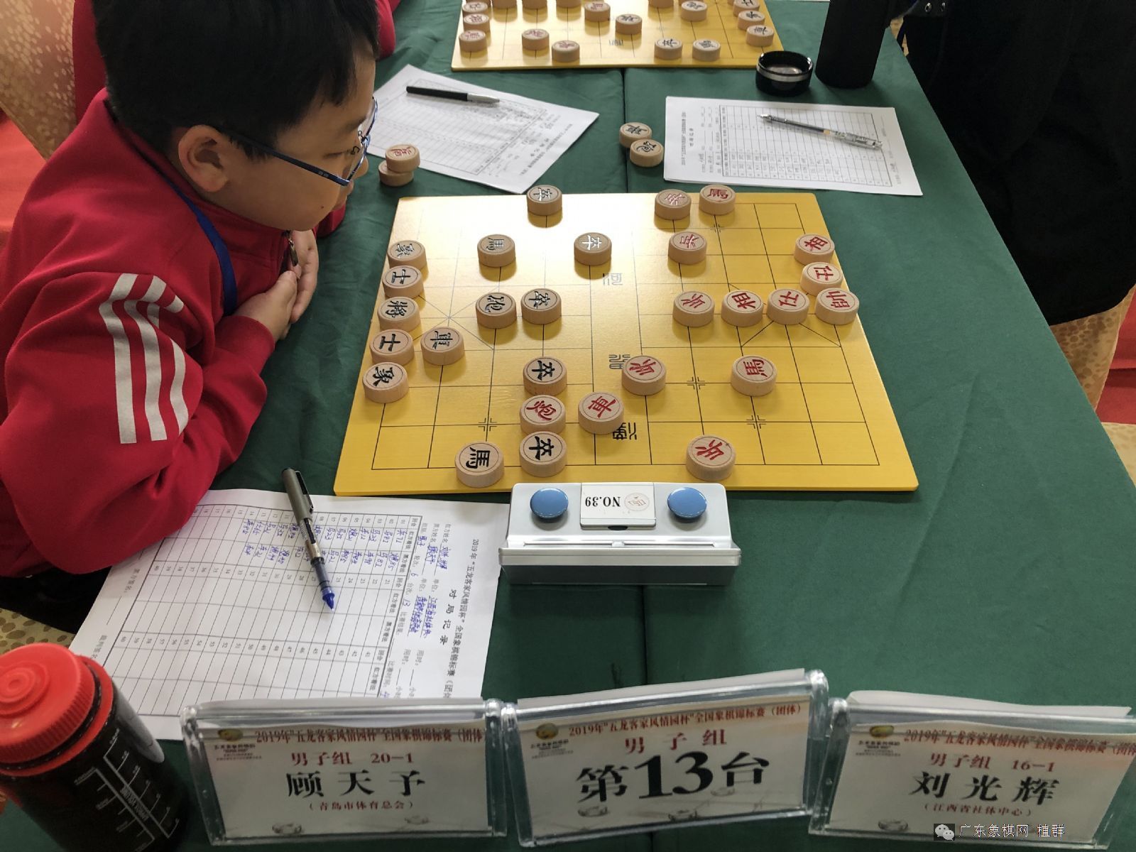 象棋赛场激战正酣，棋逢对手展现精彩对决