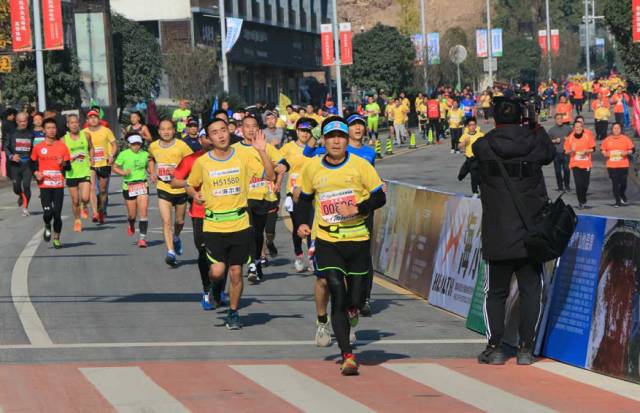 马拉松比赛的终点,友情起点与落幕时刻探寻