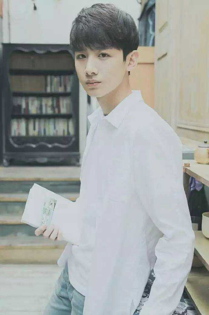 探索小巷深处的秘密，遇见清秀男明星与独特小店之旅