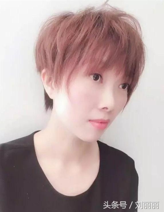 短发新潮流故事,个性魅力发型转变之旅