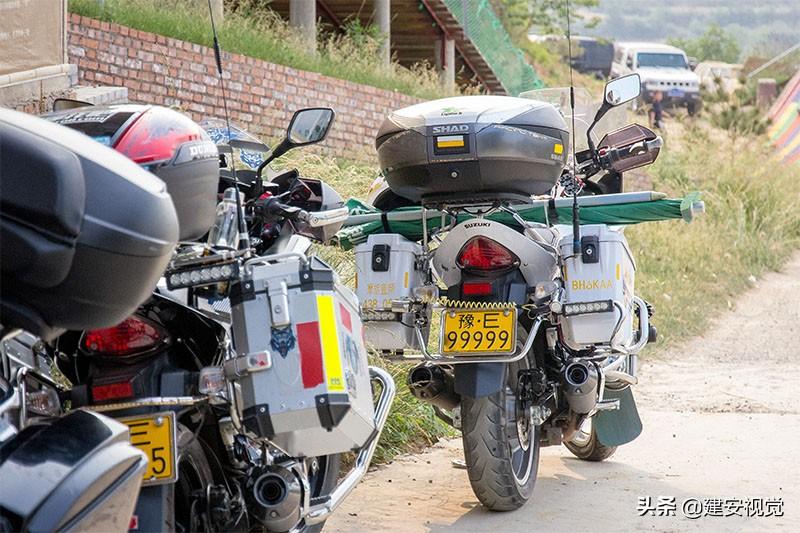 越野赛车盛宴,巷弄中的速度与激情