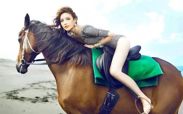 女明星骑马之旅,探寻自然美景,寻找内心宁静与平和