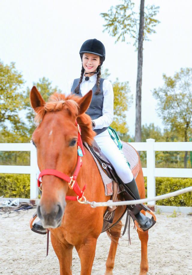 女明星骑马之旅,探寻自然美景,寻找内心宁静与平和