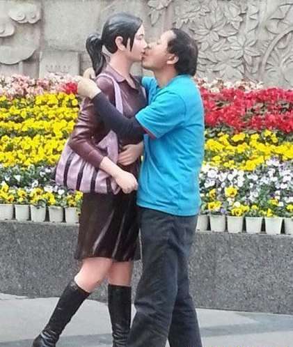 最新街头亲吻事件,科技打造未来之恋的浪漫时刻