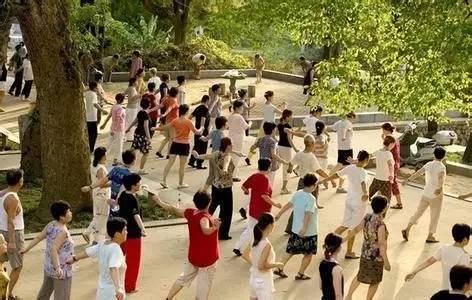 热门广场舞,舞动青春,重拾自信与活力瞬间