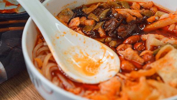 小丫头最新动态揭秘,巷弄深处的特色小店探秘之旅