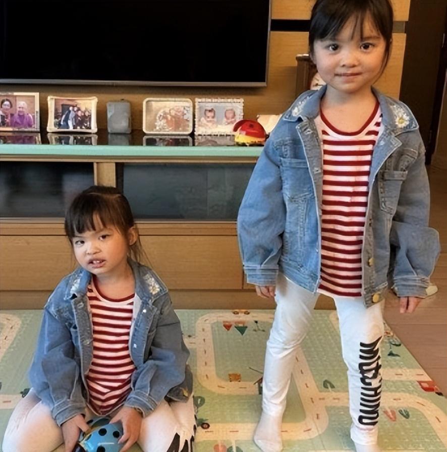 时代之光下的双生花,双胞胎最新写真绽放魅力风采