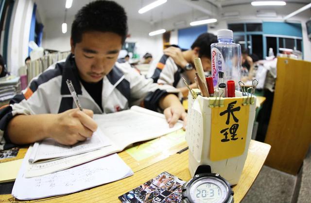 高考延迟最新消息背后的故事,小巷中的隐藏宝藏揭秘