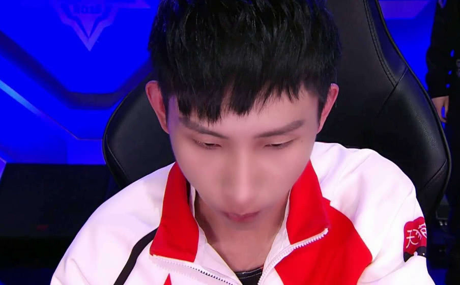 梦泪KPL赛场热血激战,小巷深处的电竞盛宴与美食奇遇