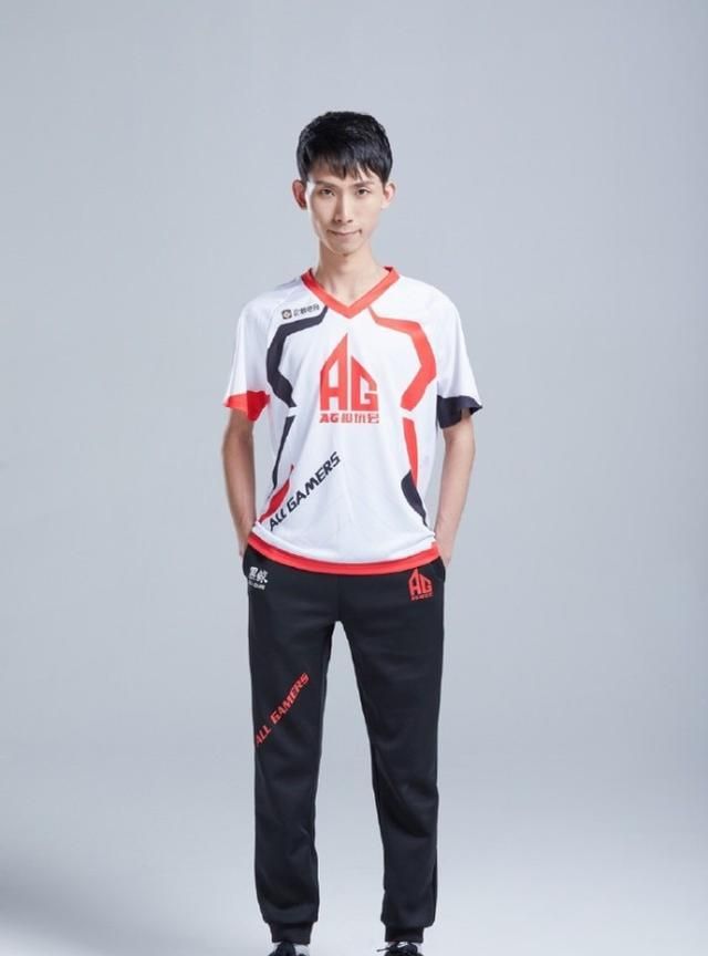 梦泪KPL赛场热血激战,小巷深处的电竞盛宴与美食奇遇