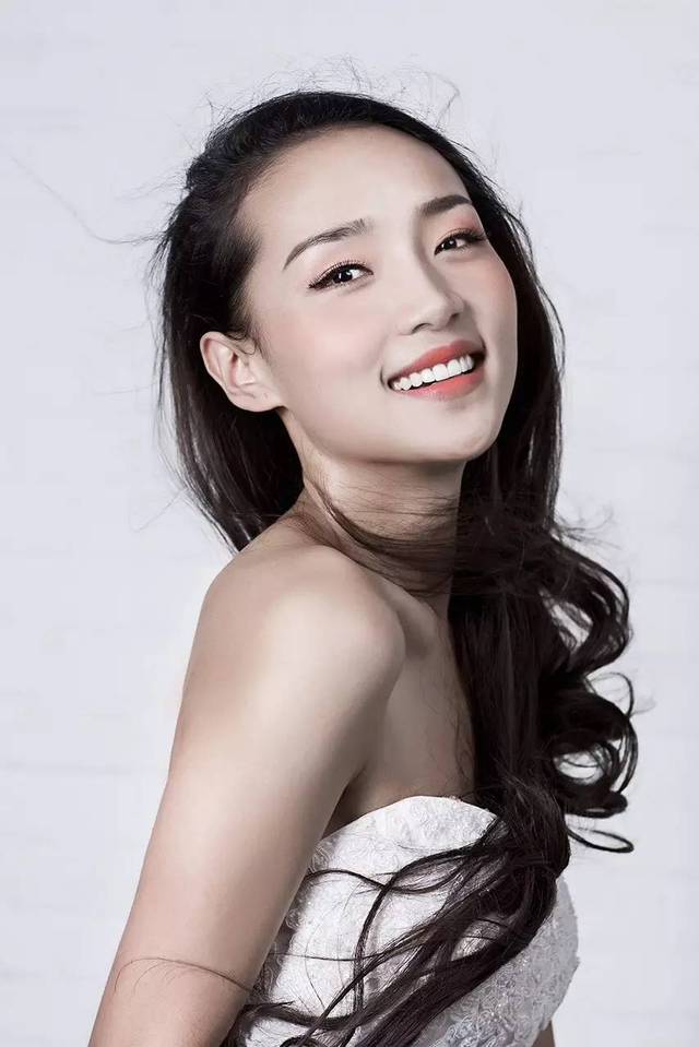 杨秀措最新照片,时代之光下的璀璨明珠风采